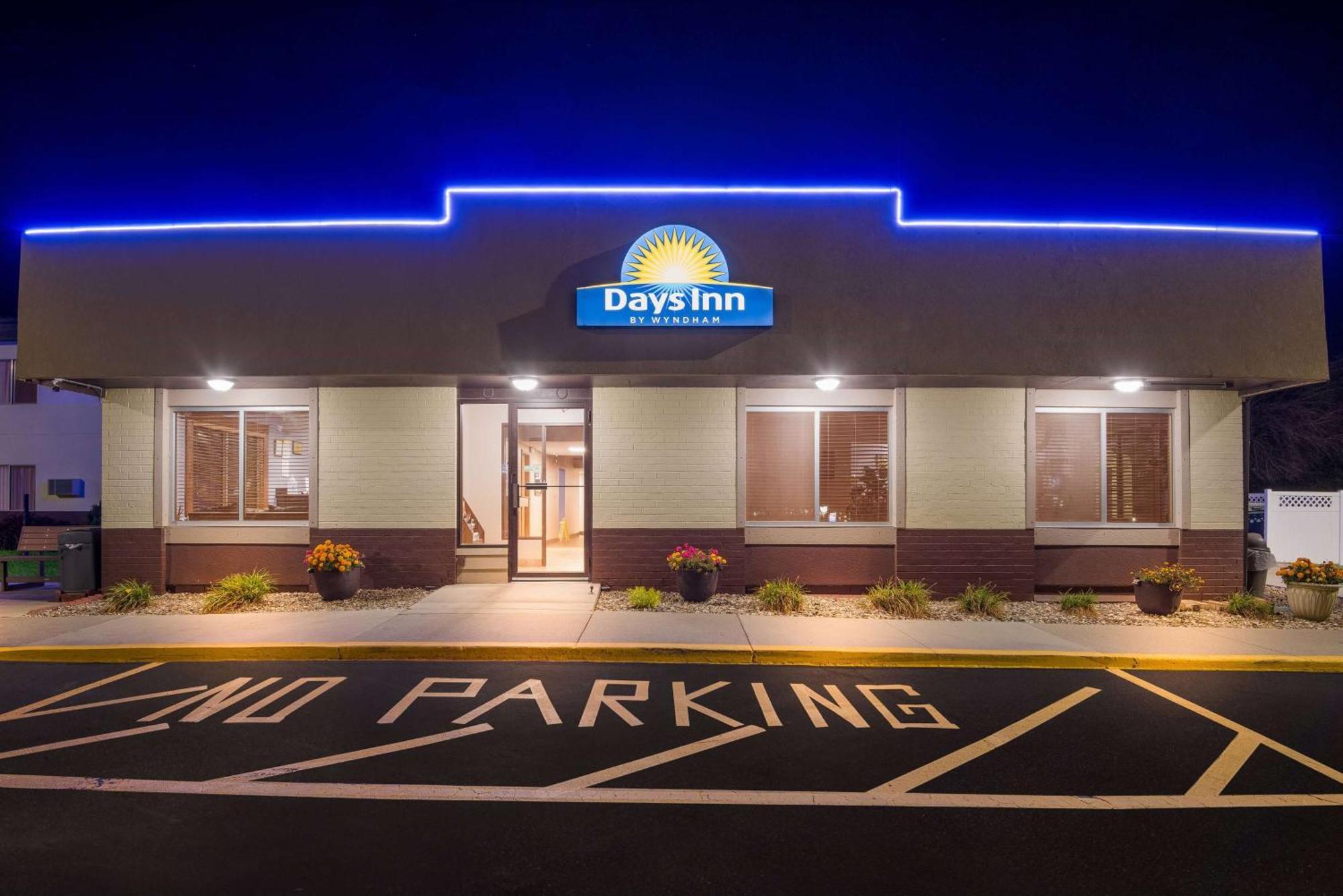 Days Inn By Wyndham Нютън Екстериор снимка